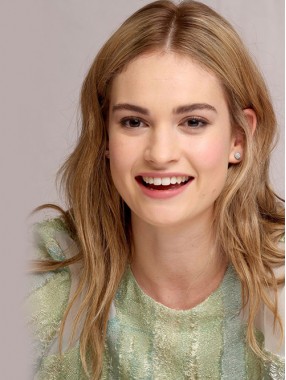 Lily James Lang Wellig Synthetik Perücke